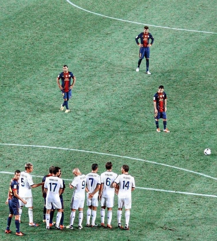 Yıl 2012,bir El Clasico maçı. Rekabetin zirvede olduğu zamanlar ve topun başında Lionel Messi..