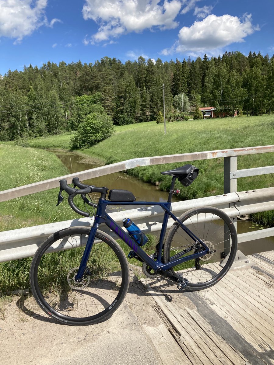 Kerttaallist. Ja sopivanlainen ajoasento tuntuu myös pikkuhiljaa ilmiintyvän. Ukko ja mankeli yhtä puuta, mahtava fiilis.

#siltakerho
#pyöräilytwitter