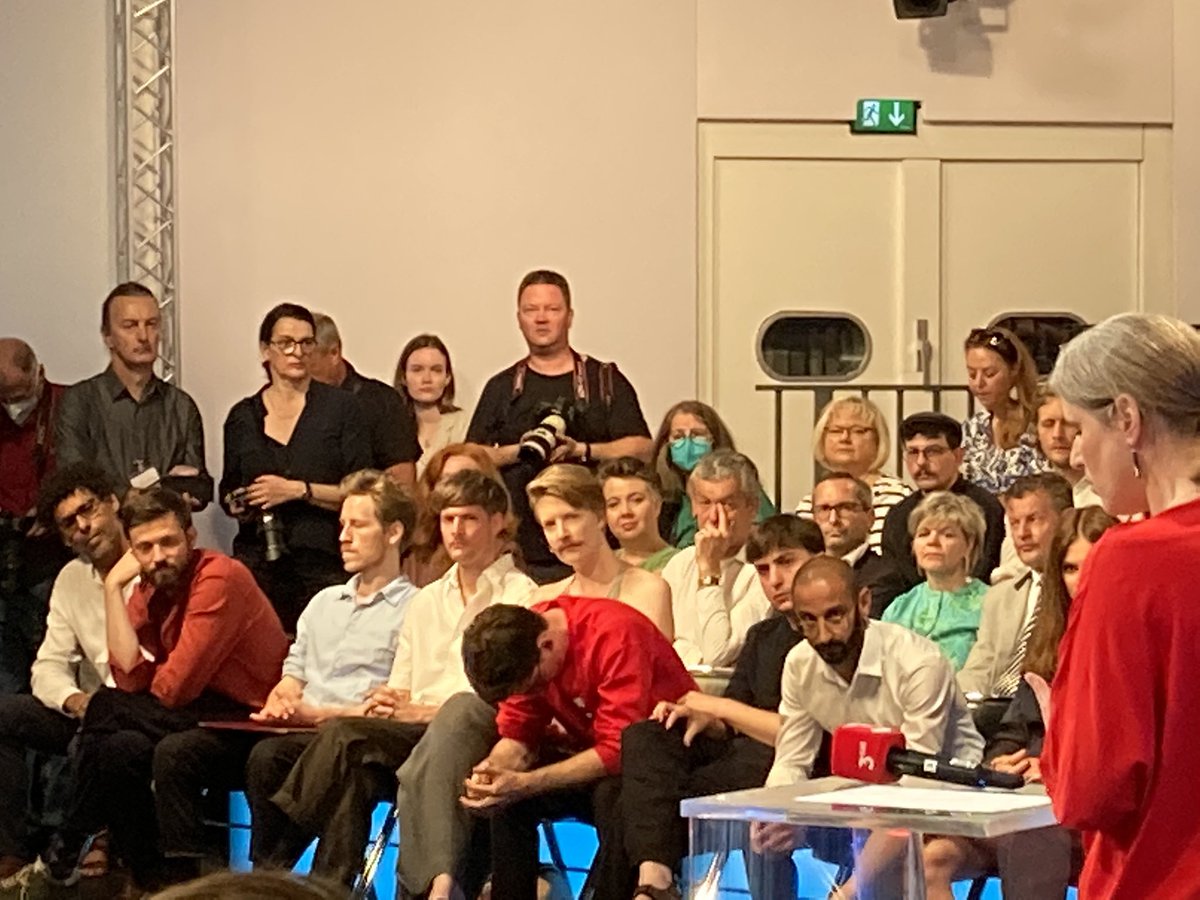 alexandru bulucz wird mit dem deutschlandfunkpreis ausgezeichnet und hört seinem lob zu...
<a href="/tddlit/">Bachmannwettbewerb</a>
<a href="/AlexandruBulucz/">Alexandru Bulucz</a> 
#tddl22 
#tddl