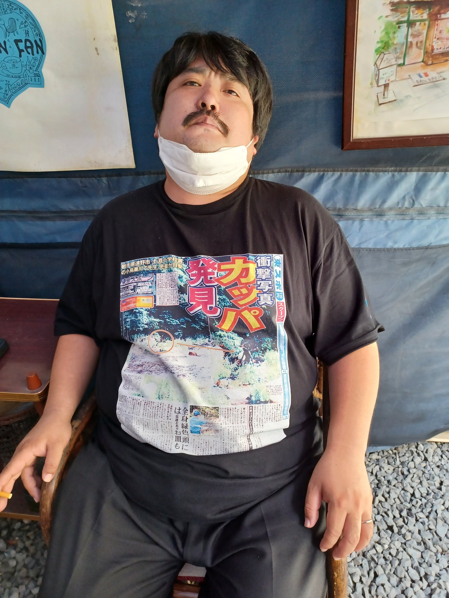 さしみ 今日偶然空気階段の鈴木もぐらさんとお会いしてめちゃくちゃ面白いtシャツ着てたんで写真撮らせてもらいました 売れっ子芸人 さんなのに偉ぶることもなく本当にいい方でした それにしてもtシャツがかわいい 空気階段 鈴木もぐら T Co