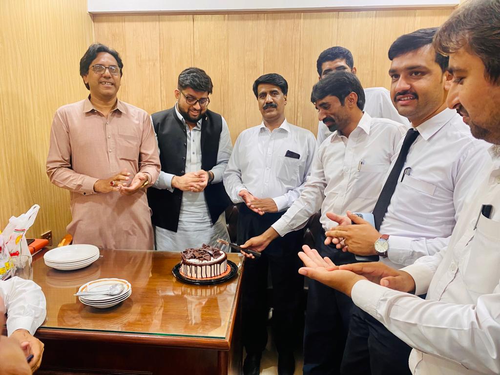 KAlawfirm's tweet photo. Team #KALF celebrating @AdvNawazSharif birthday 🎂🎉

@MianNairab @Mianjahanzaiba3 @malikirfan78 Rana Akbar, Azeem Khan, Tofiq Shah, Ch. Nasir, Ali Hanjra, Rao Naeem, Asif Jutt, Zia Bandesha &amp; Muneeb Gondal advocates graced the event 💐 https://t.co/xRDw8L2i4W