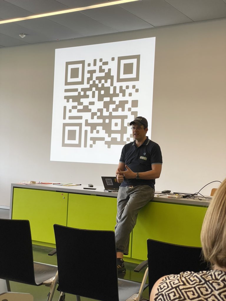jeos's tweet photo. keynote von sascha “qr-code” pallenberg @sascha_p auf dem mobilecamp #dresden #mcdd22 https://t.co/SE3LWKqX8x