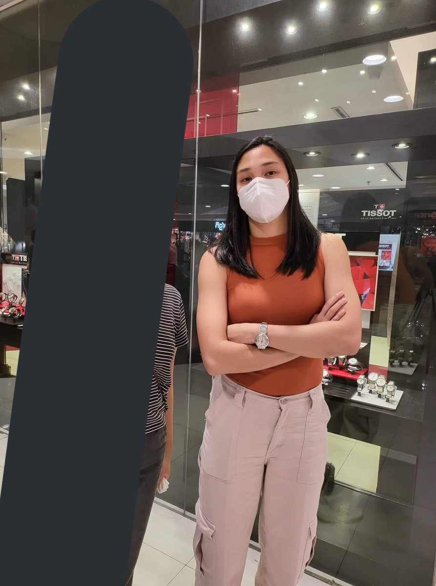 thxrbxx's tweet photo. TUMITINGIN NANAMAN SIYA SA WATCH BTW 🤭 https://t.co/ut59clFvRV