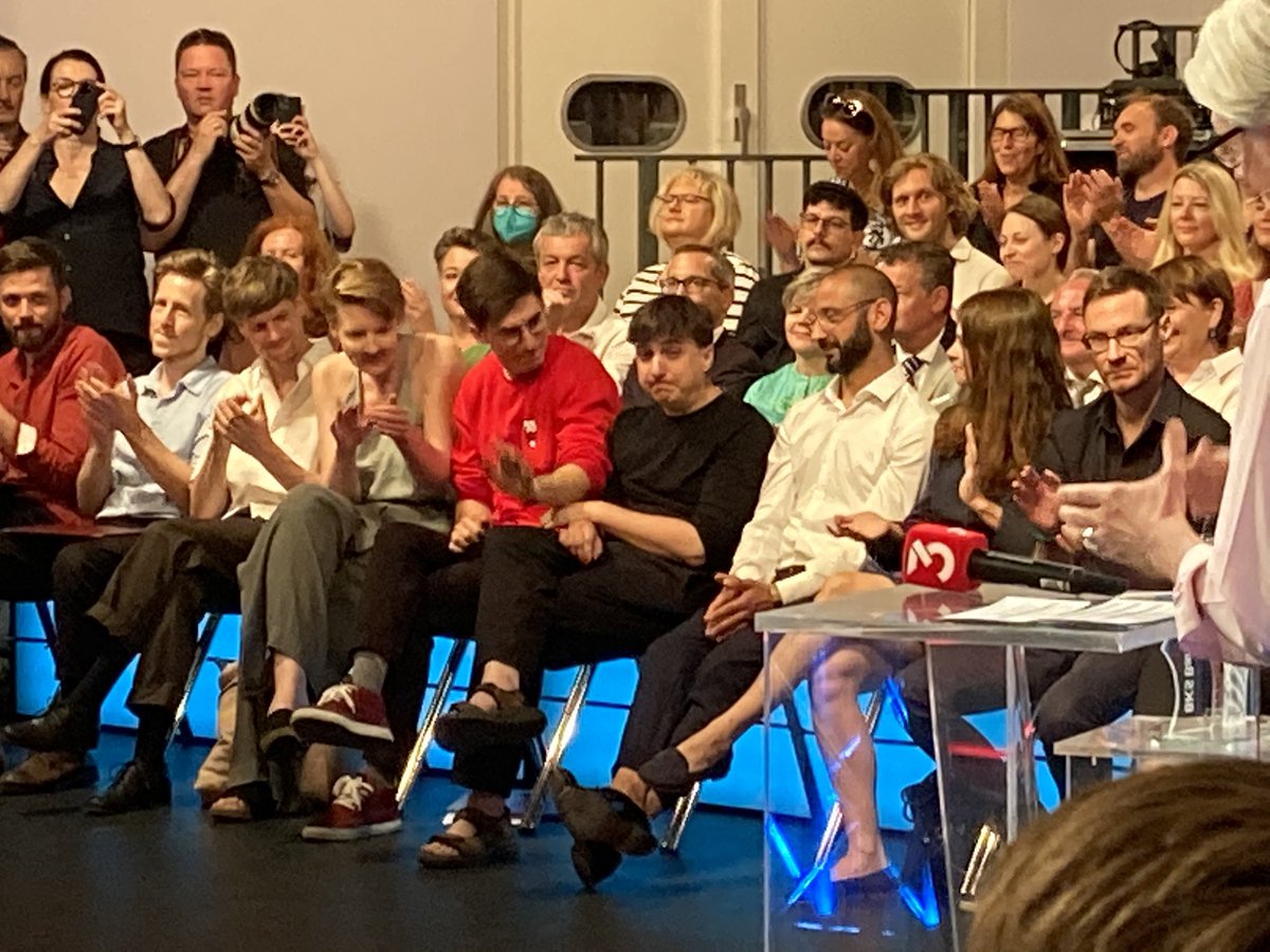 das publikum verleiht den preis an elias hirschl - der das genau in dem moment erfährt und sich ... freut
<a href="/eliashirschl/">Hirschi</a> 
<a href="/tddlit/">Bachmannwettbewerb</a> 
#tddl22 
#tddl