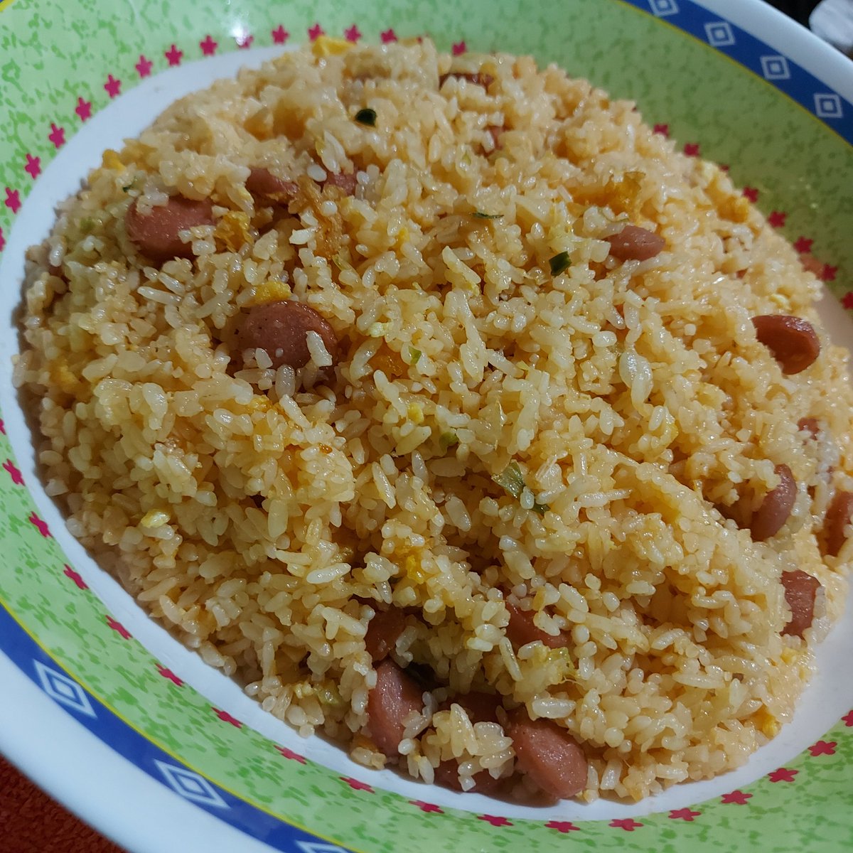 Lagi pengen Nasi Goreng Merah "Finna" Surabaya tapi jauh.
Alhasil coba bikin sendiri, tapi tetap berasa kurang merah. 😅
Pakai apa ya biasanya resep Nasi Goreng Merah?