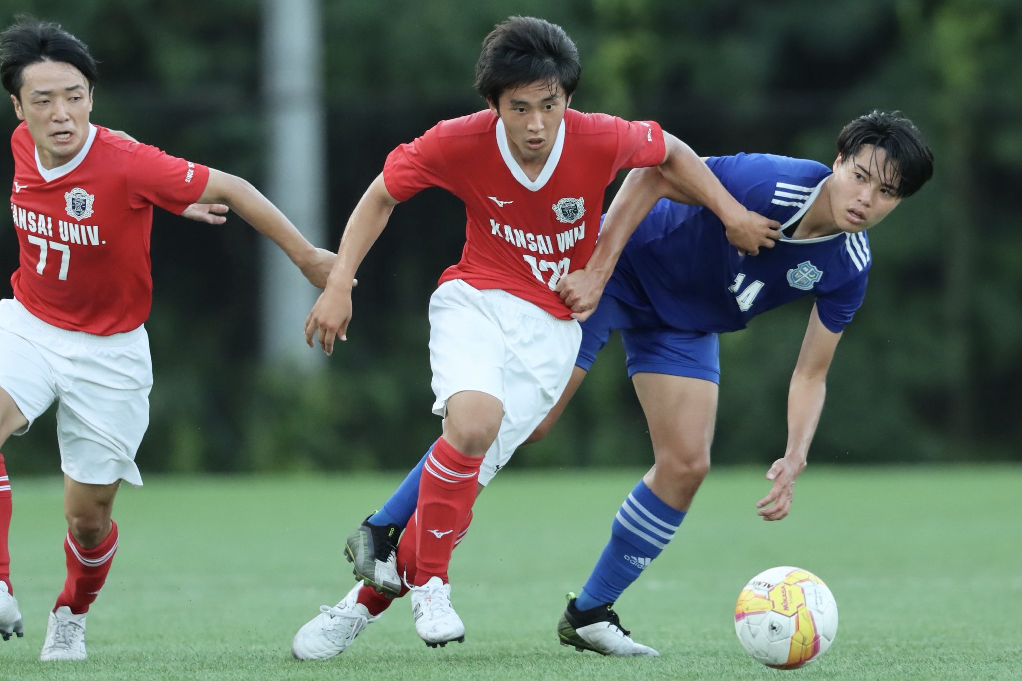 関大スポーツ編集局 サッカー Soleo ｉリーグ22関西ｃブロック第６節 対関学大ｃ１ 於 関西学院大学第４フィールド 前半終了 関大０ー１関学大ｃ１ 何度かゴール前に迫りチャンスを作るが 相手の守備に阻まれゴールはなし ビハインドのまま