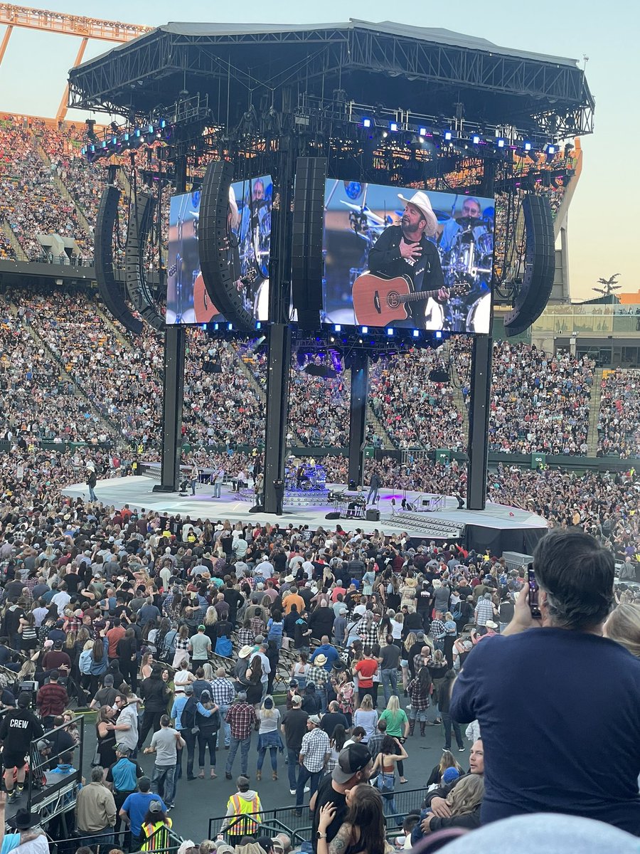 JJFAN13's tweet photo. @garthbrooks U thought it was awesome???? Dude U shoulda seen it from here, @garthbrooks is not a concert....it’s a carnival, it’s an amusement ride, it’s a festival, it’s a sporting event, it’s a spectacle….it’s a fu****ing party, all rolled into 1!!!!! #GARTHinYEG #thatwaslit 🤟🏼🤟🏼🤟🏼🤟🏼🤟🏼 https://t.co/SRGhwUZSzg