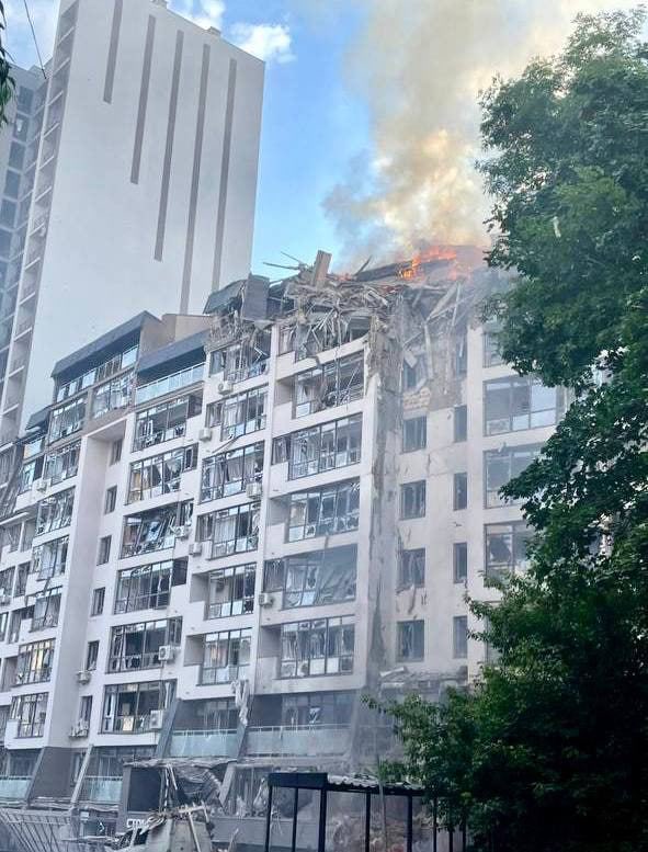 leonidragozin's tweet photo. The apartment block hit by a Russian missile strike on Kiev this morning. https://t.co/d20nsAsYG2