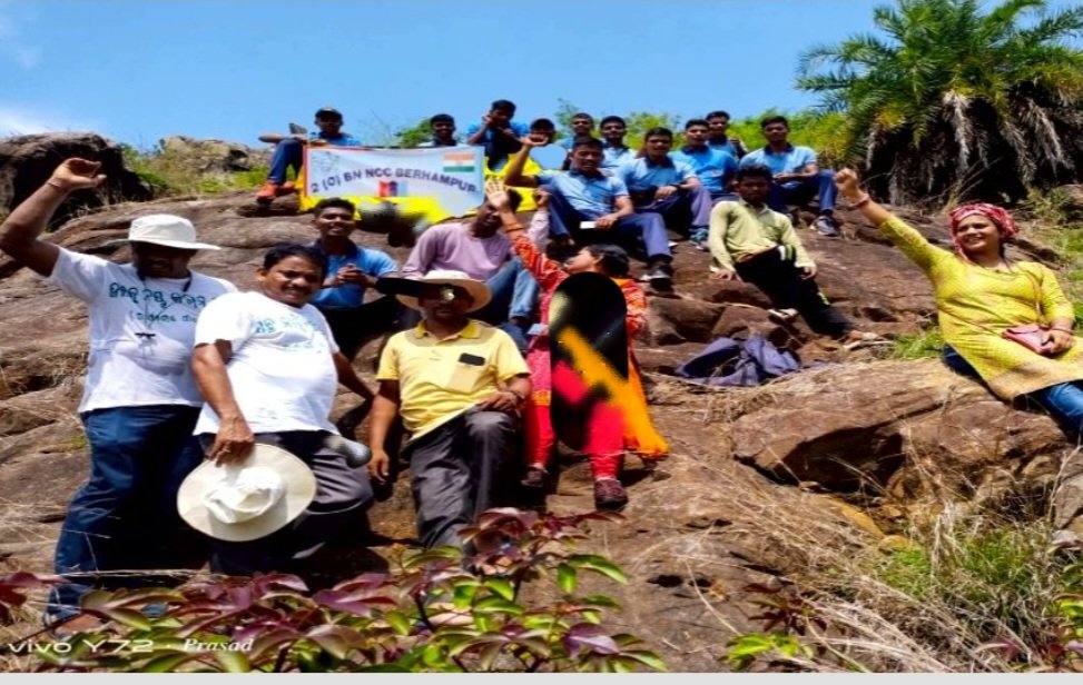 2BnOdisha's tweet photo. Students of Science College, Hinjilicut of 2(O) BN NCC  with Volunteers of Aryabhatta fdn, Berhampur participated in seed ball rolling  for afforestation at Pakidi Hills near Hinjilicut on 24 June 22. This initiative intends to create awareness of seed ball plantation. https://t.co/v4ZJMSBxO9