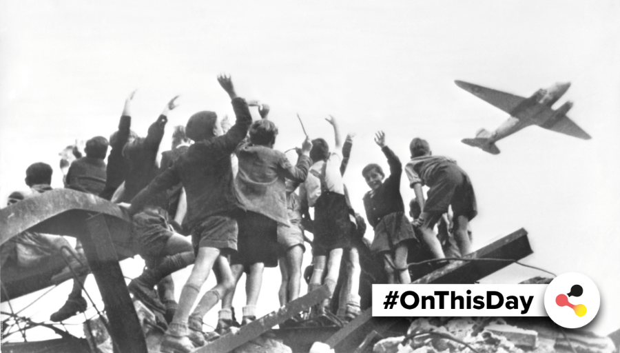 #OnThisDay in #Germany: In 1948, Start of the Berlin Airlift. The first planes take off with food and other needed goods to supply the city sealed off by Soviet troops on 23 June.

#OTD #GermanHistory #Luftbrücke
