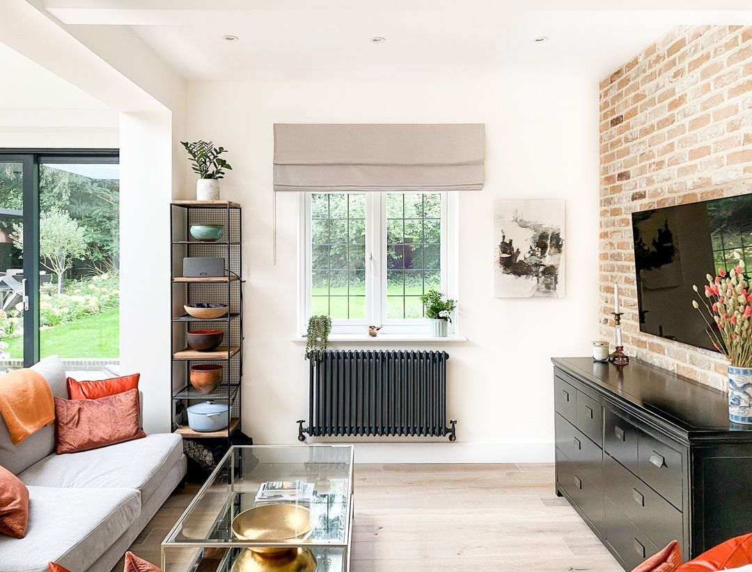 Another side view of the the living area in the #e15ewagnerproject extension
📷Credit : @emmersonand15th
.
.
.
#emmersonandfifteenth #interiordesign #interiordesigner #livingarea #renovation #extension #eastsheen #mortlake #swlondon #sw14 #interiorarchitecture