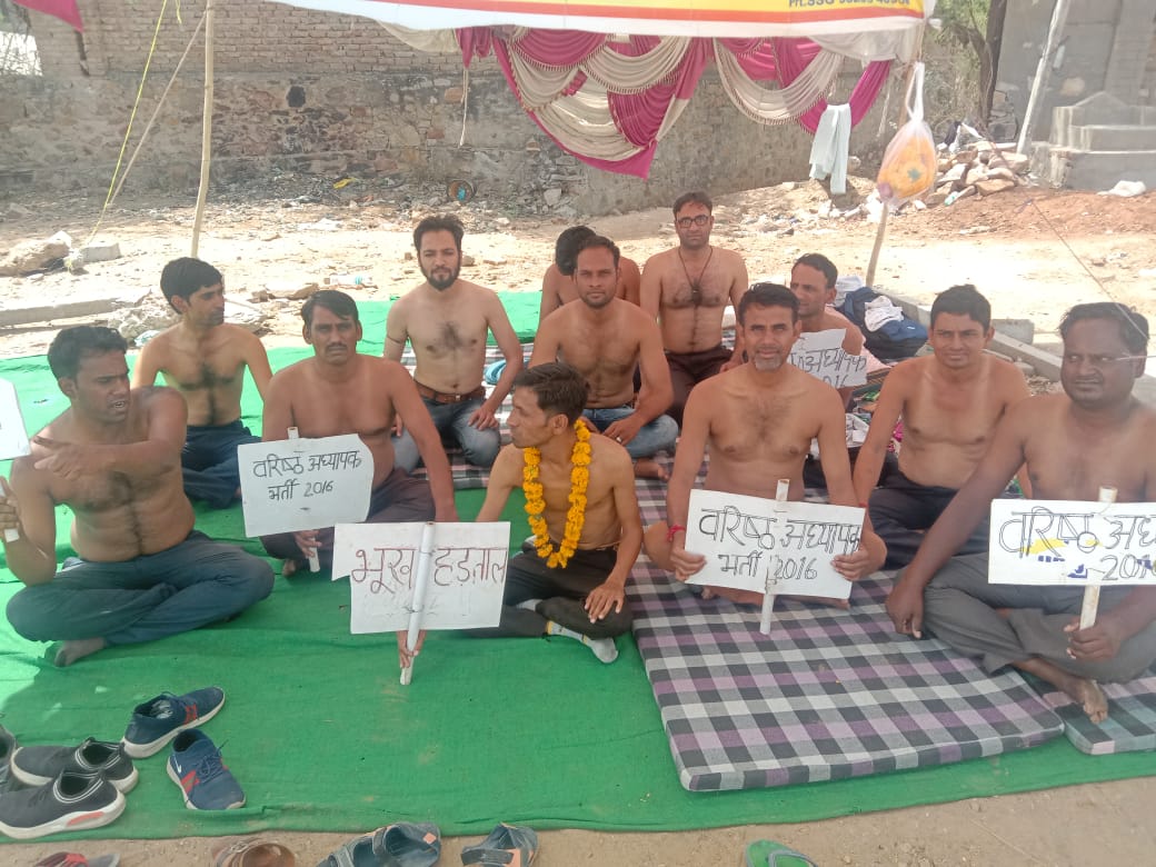 mohsink36260617's tweet photo. @pantlp #वरिष्ठ_अध्यापक_भर्ती_2016 का रीसफल रिजल्ट और वेटिंग 4 साल से नहीं आए हैं #एकबार भी 
#मुख्यमंत्री जी ने 2 नवंबर2021को आदेश दिया था और 6 अप्रैल 2022 को #शिक्षा_विभाग_ग्रुप_2 ने आदेश दिया 
कभी इस भर्ती का भी नाम ले लो सर इसकी फाइल किसने क्यो रोक रखी है
@ashokgehlot51 @RajCMO https://t.co/ewB5KYK38T