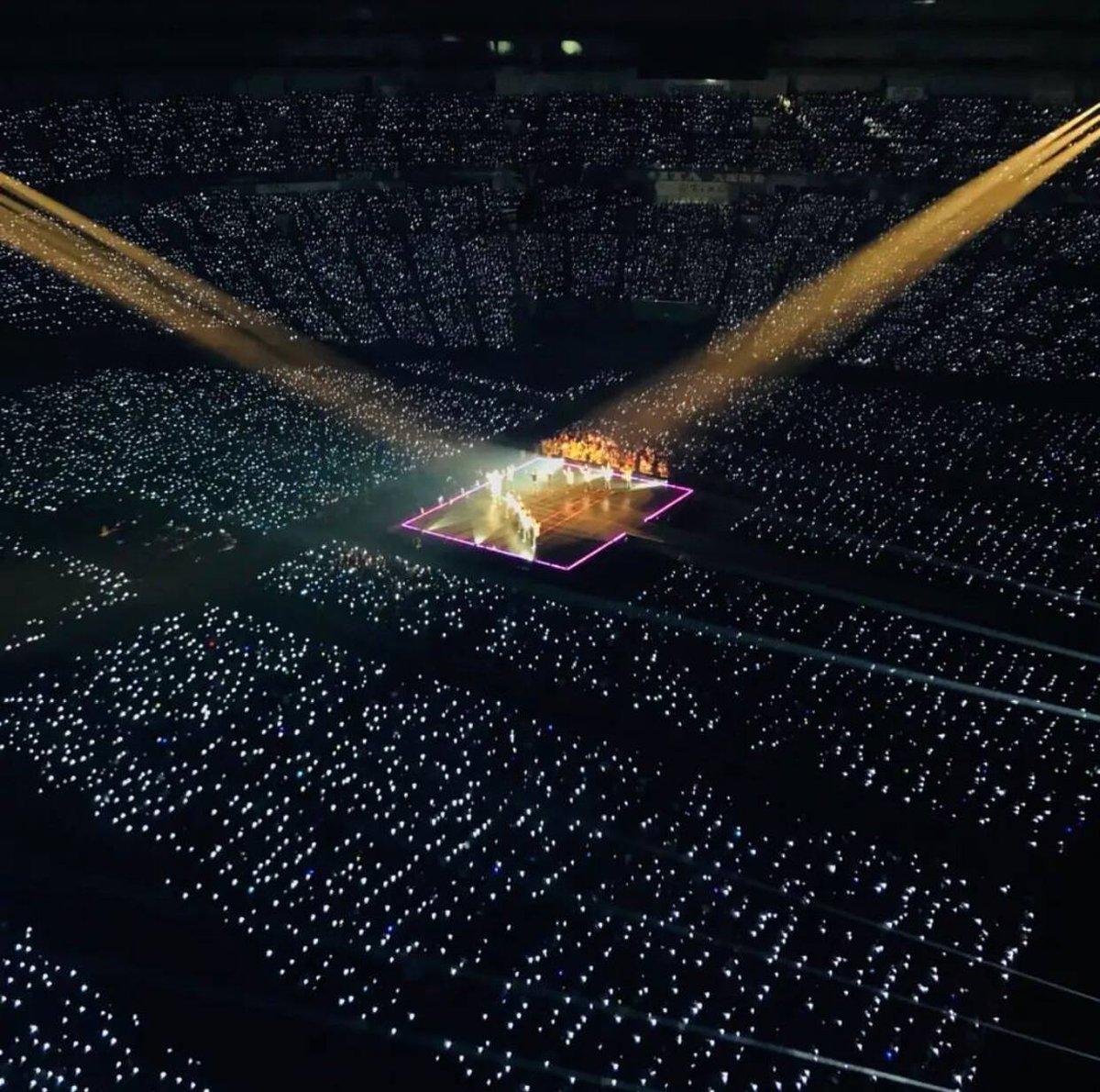 vnamroo7's tweet image. 📰| Actualización de Hobum Song, Manager de BTS:

🗣: "Ya es nuestro 9º aniversario
Cuando mire hacia atrás a mis 30, seré un bebé que comienza con BTS y termina con BTS.
Yo estaba tan feliz. Seamos felices en el futuro
te amo 7
#BTS
#9no aniversario"

🔗: instagram.com/p/CeunYQNlUkQ/