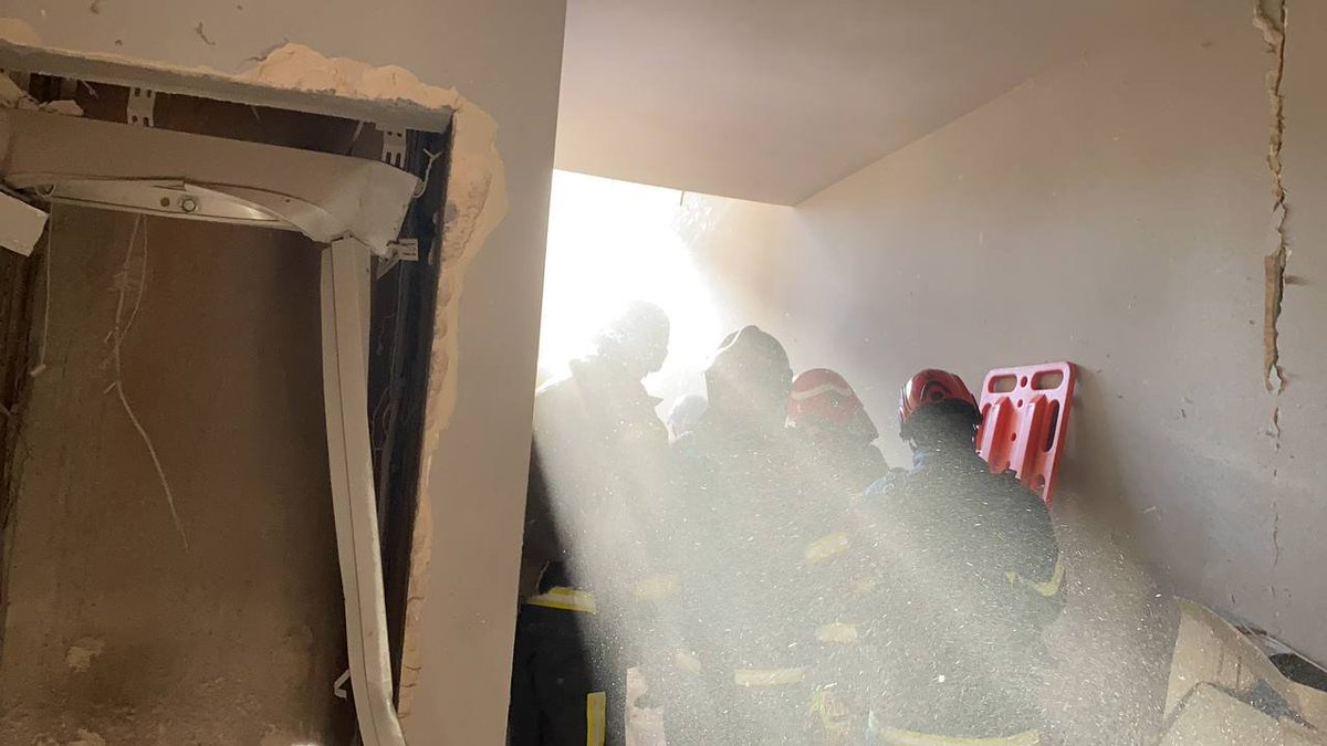 Aftermath of the Russian cruise missile strike in Kyiv 

According to the Ukrainian SES the "1st to the 7th floors were damaged and the 7th, 8th and 9th floors were partially destroyed."

t.me/dsns_telegram/…