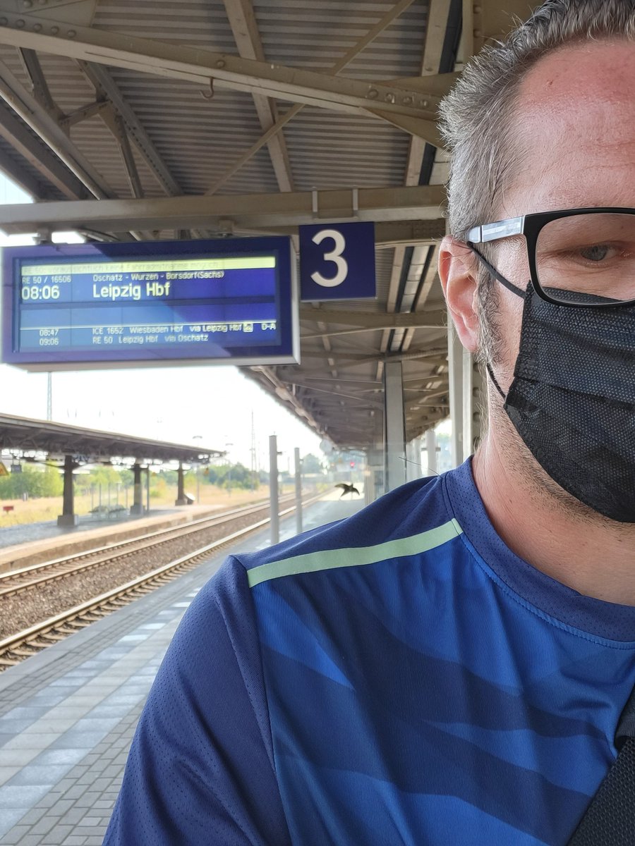 Pünktlich am Zug #byebye06 #Leipzig
Und soeben wurde durchgesagt, dass er gleich einfährt. Also läuft mit uns.