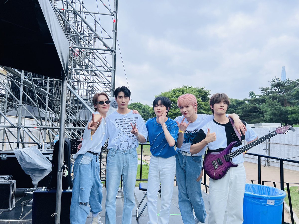 official_ONEWE's tweet photo. [#ONEWE]

🤟2022 서울 파크 뮤직 페스티벌🤟

❤💜💚💛💙

#원위 #WEVE #위브 https://t.co/n0kURxOOx7
