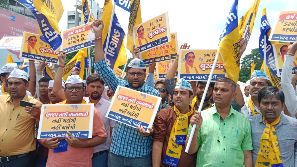 AAPGujarat's tweet photo. ભાજપ તારી તાનાશાહી નહીં ચલેગી, નહીં ચલેગી !!

ભાજપના ગુંડા તત્વો દ્વારા વારંવાર હુમલાનાં વિરોધમાં આજરોજ પ્રદેશ અધ્યક્ષ @Gopal_Italia ની આગેવાનીમાં પદ યાત્રા કરી સુરત શહેર કમિશનરશ્રીને આવેદનપત્ર આપવા જતા પોલીસ દ્વારા અટકાયત કરવામાં આવી https://t.co/A7UFrhyYDz