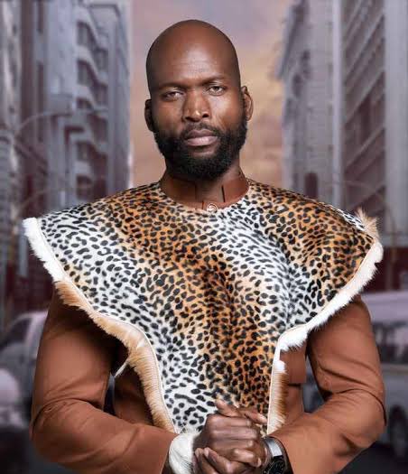 PhilMphela's tweet photo. CASTING NEWS: 

Mondli Makhoba leaving #TheWife 

After playing “Bhuti-omdala” Nkosana Zulu in the hit Showmax telenovela for 2 seasons, the actor will not be returning to the show for the upcoming third season. 

#KgopoloReports https://t.co/3eDZdL4jjt