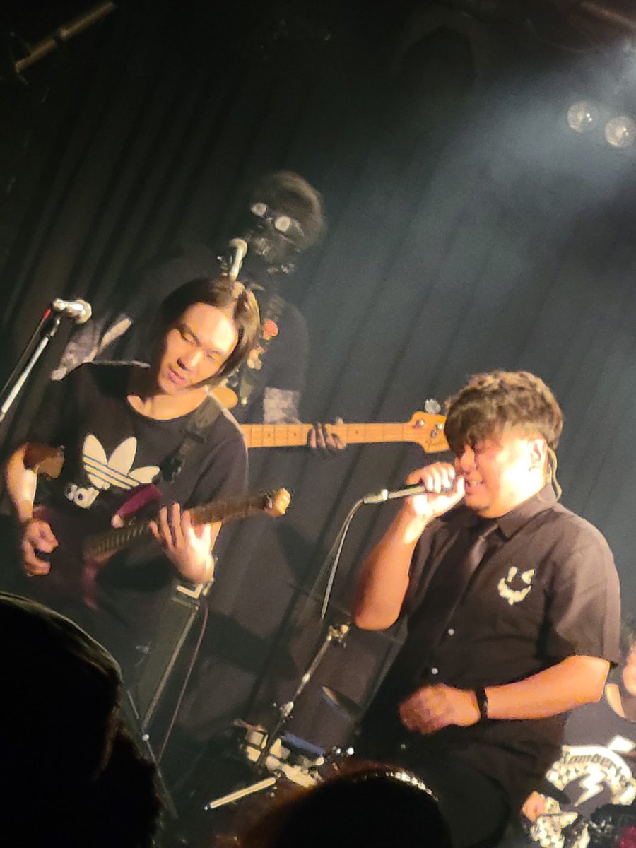 WildSideTokyo's tweet photo. 俺達の日曜日が始まった！
まずはBomberfetTから幕開け！
@bomberfett_

1曲目から突き上がる拳とメロイックサイン、分厚いラウドロックがフロアを揺らす！
この漢らしいステージ、皆BomberfetTを待ってたぜ！

期間限定で公開中のデモもお見逃しなく！
https://t.co/SfzRUTOl0B https://t.co/QzUnSkVLqM