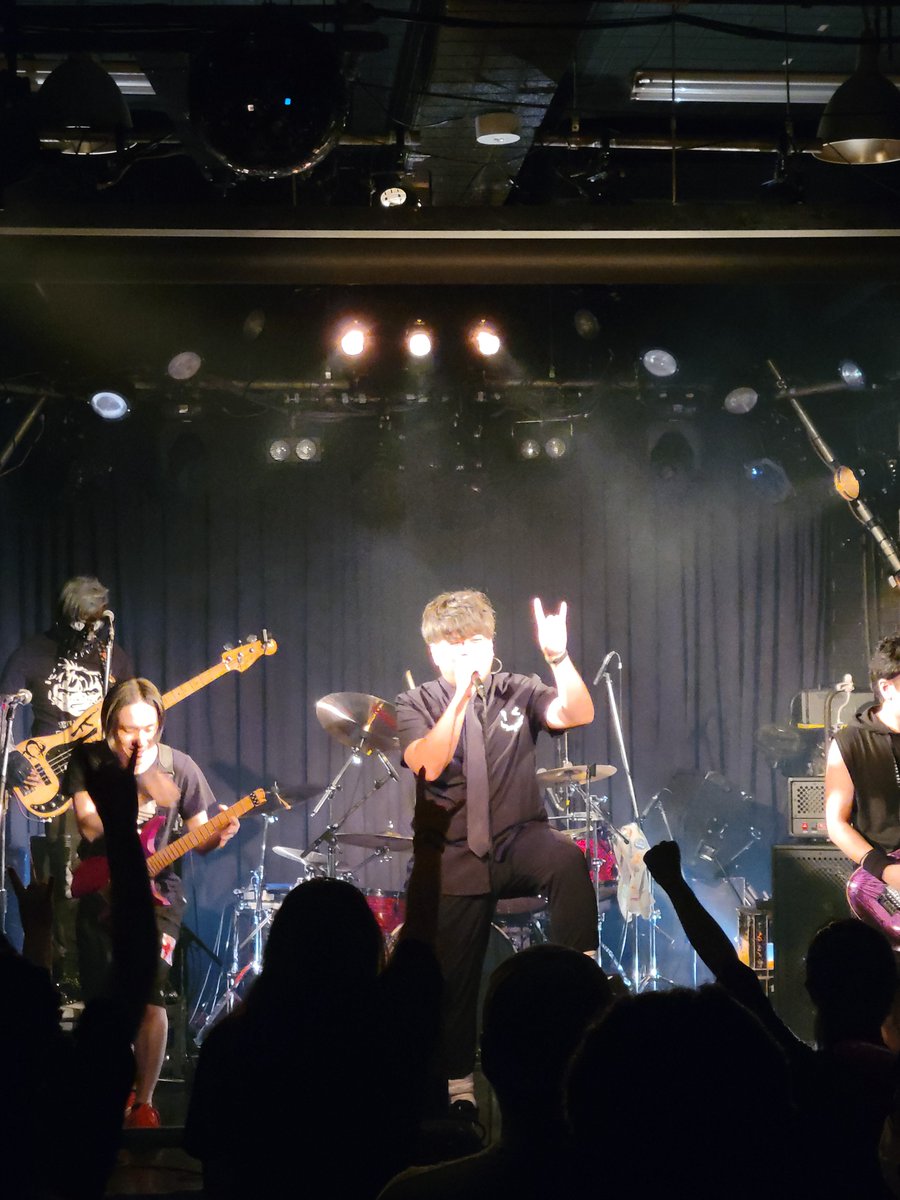 WildSideTokyo's tweet photo. 俺達の日曜日が始まった！
まずはBomberfetTから幕開け！
@bomberfett_

1曲目から突き上がる拳とメロイックサイン、分厚いラウドロックがフロアを揺らす！
この漢らしいステージ、皆BomberfetTを待ってたぜ！

期間限定で公開中のデモもお見逃しなく！
https://t.co/SfzRUTOl0B https://t.co/QzUnSkVLqM