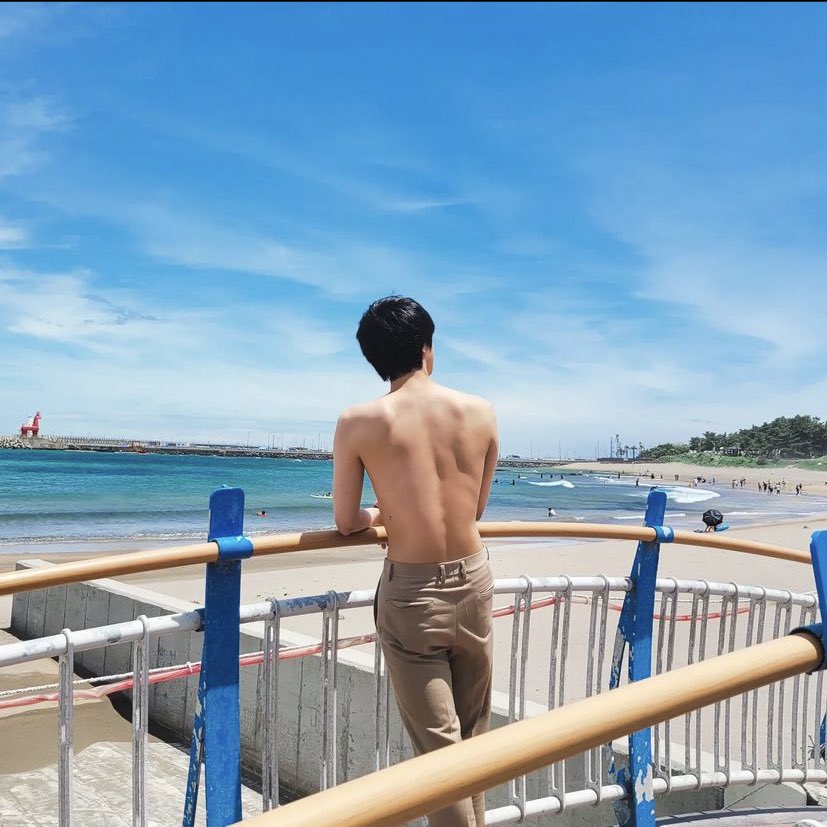 seokjinbit's tweet photo. SHIRTLESS KIM SEOKJIN AT THE FKING BEACH

HOLY MOTHERFCKAGSOSBS https://t.co/vzrrkQYxa7