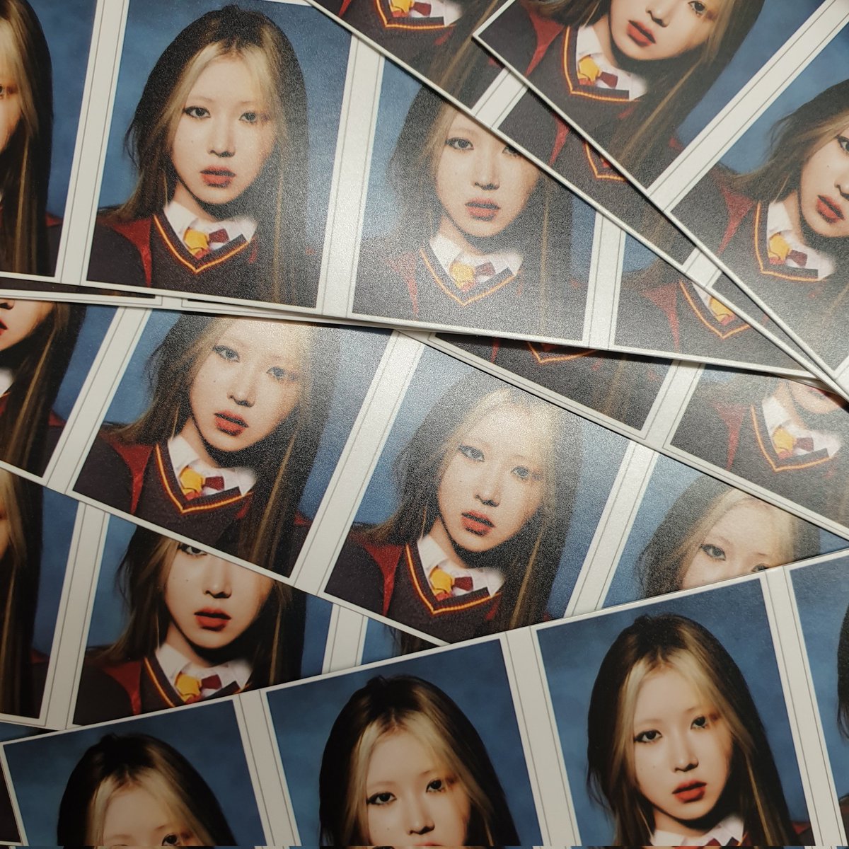 아까 정신이 없어서 트위터에 따로 공지는 못했지만... 카페 두곳 모두에 그리핀도르 예린 증사 두고 왔습니다 (당근분들 너무 많이 오셔서 이미 다 사라졋을수도...) 혹시 아직도 남아있다면 하나씩 챙겨가세요~ 🥳