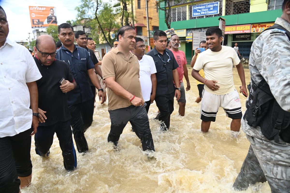 himantabiswa's tweet photo. Our Govt stands firmly with the people of Silchar and we are unwavering in our efforts to lessen their sufferings.

My cabinet colleague Shri @ParimalSuklaba1, Hon’ble MP @drrajdeeproy and Hon’ble MLAs Shri @dipayanchakr &amp; Shri @iKaushikRai accompanied me. https://t.co/7zhS7Wt0MU