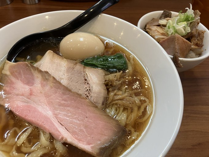 中野富士見町『純手打ち だるま』
前半はツルツルシコシコ、後半は汁を吸ってモチモチプルプルになって、いつまでもすすっていたくなる魅惑の手打ち麺。
気づくと麺はなくなっていて、出る時は満腹感よりも(また食べたい…)という飢えに駆られる。
不可思議、かつ恐るべきラーメンである。 