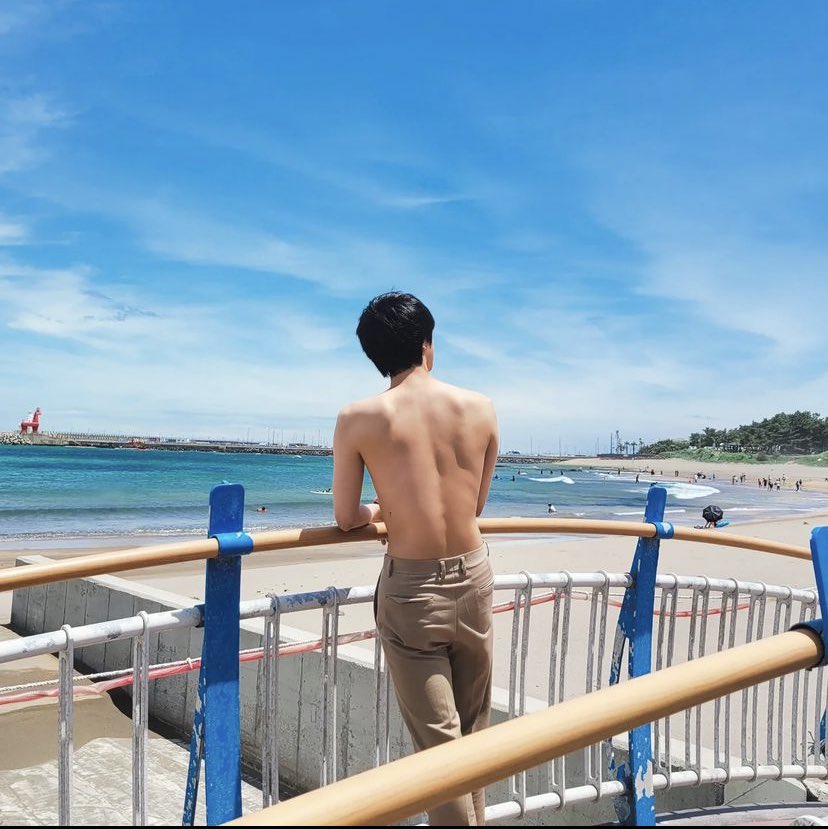 tinyyoongles_9's tweet photo. I'm just speechless and barking that too loudly 🙂🙂🙂 wowwowwowwow...out of anyone Kim Seokjin is naked🥲🥲 damn this is a good Sunday🌚🌚🌚 https://t.co/wDaQi1koyv