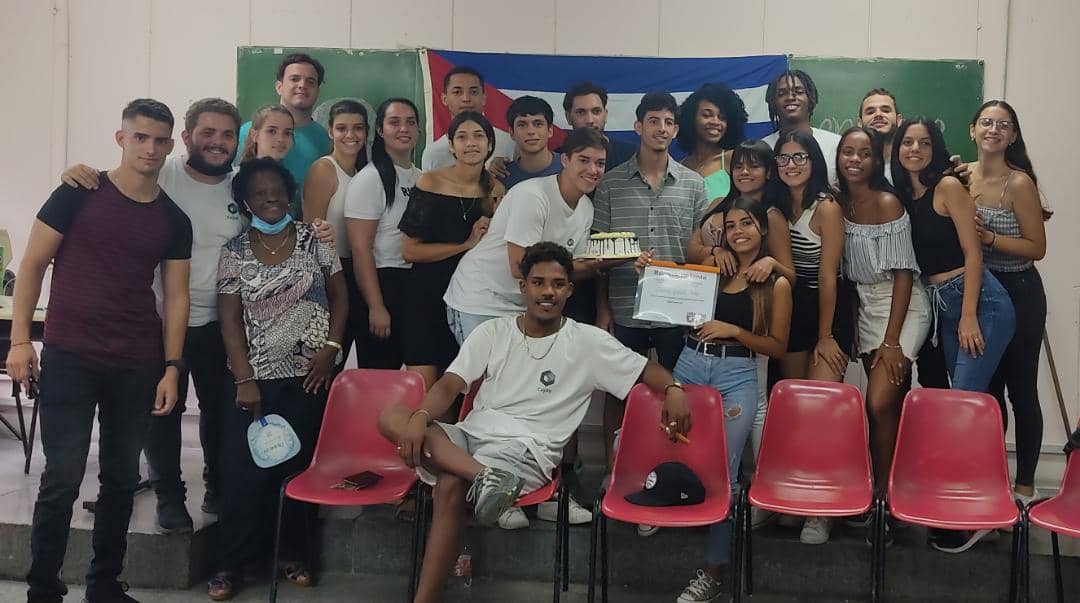 Brigada #32 de la carrera de <a href="/CujaeIndustrial/">Facultad de Ingeniería Industrial de la CUJAE</a>. Ellos aseguran ser -El mejor congreso de ejército libertador-😁
La alegría también está impregnada en el #XCongreso en medio de los debates en busca de perfeccionar nuestra <a href="/FeuCuba/">FEU de Cuba</a>. 
Vamos #RevolucionandoLaFEU ❤️
<a href="/AlmaCujae/">Alma Cujae</a>