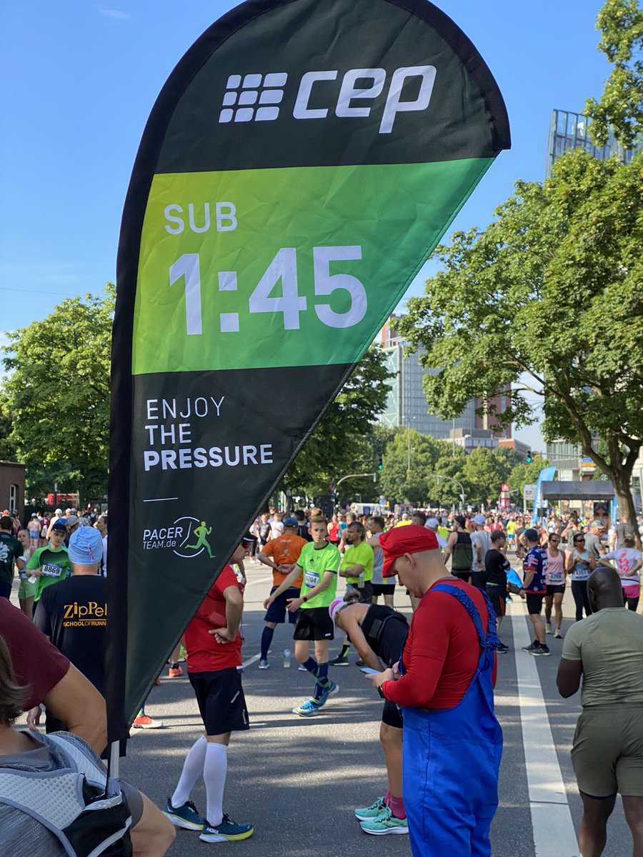 scubanator's tweet photo. #Hellahamburghalbmarathon Auf gehts bei strahlender Sonne. Zielzeit in Sicht https://t.co/QfguDGUCZ7