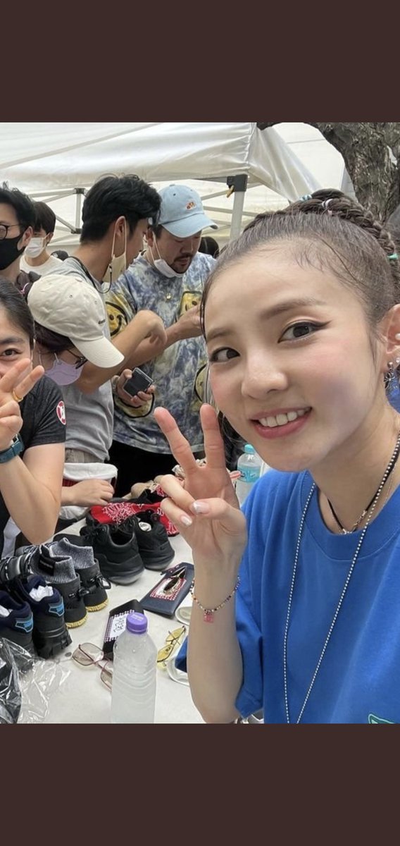 not_a_korean's tweet photo. Dara wearing Chanel beads 🤣 https://t.co/FO1tKz6uGP