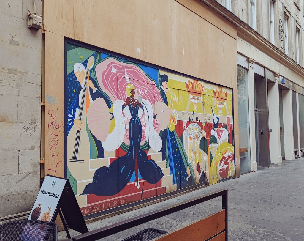 newglasgowsoc's tweet photo. Still waiting for the reopening of the famous #Rogano restaurant at Royal Exchange Place. Glad to see that the mural gets updated often. This mural is showcasing the glamorous dining scene in the Art Deco gem. @roganoglasgow #glasgow #muralpainting https://t.co/9LPRdYxwpY