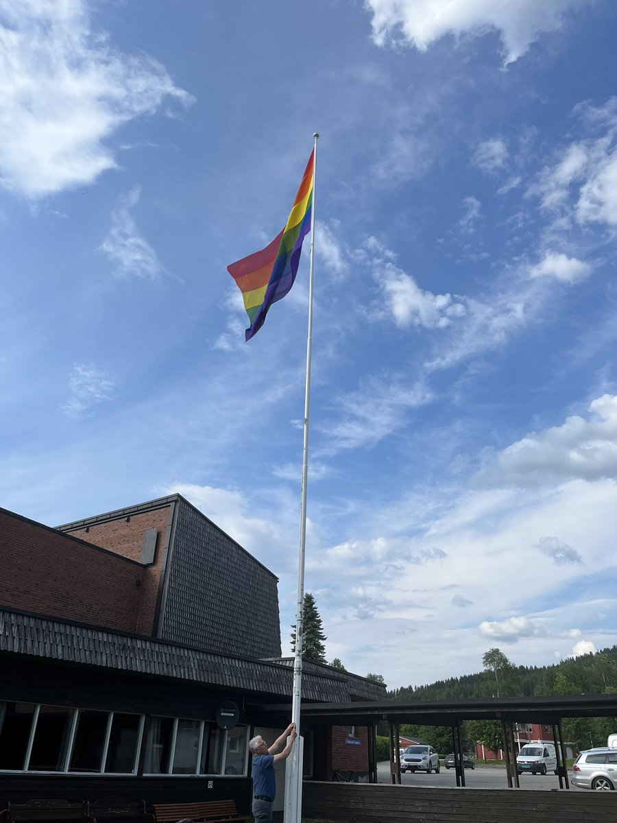 stineakre's tweet photo. I går heiste vi i #trysilkommune prideflagget for å vise solidaritet med Oslo og de berørte av terrorhandlingene. Ingen er fri, før alle er fri! #trysilpride er til helgen. Vi gleder oss @ostlendingen @Lokalavisa @NRKHedOpp #Pride2022 https://t.co/JsNTbRjh2k