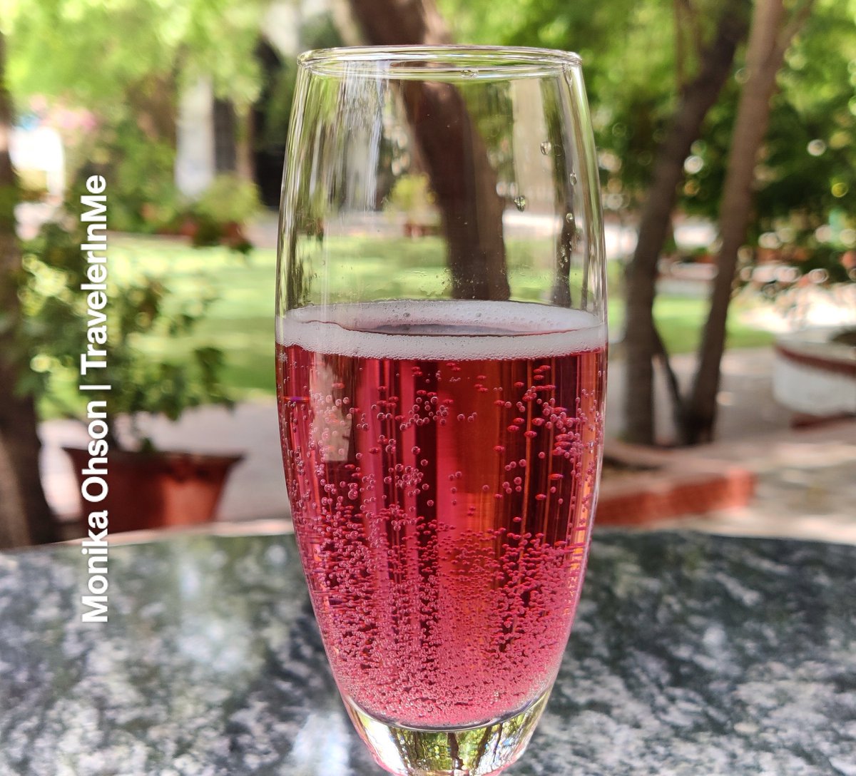 ✨ She drinks her bubbles with a side of cotton candy & leaves a trail of glitter wherever she goes 💫

Sparkling & refreshing rose drink ... Perfect for scorching summer.

#summercoolers #Summer #mobilephotography #foodphotography #sundayvibes #BeatTheHeat #rose #HappySunday