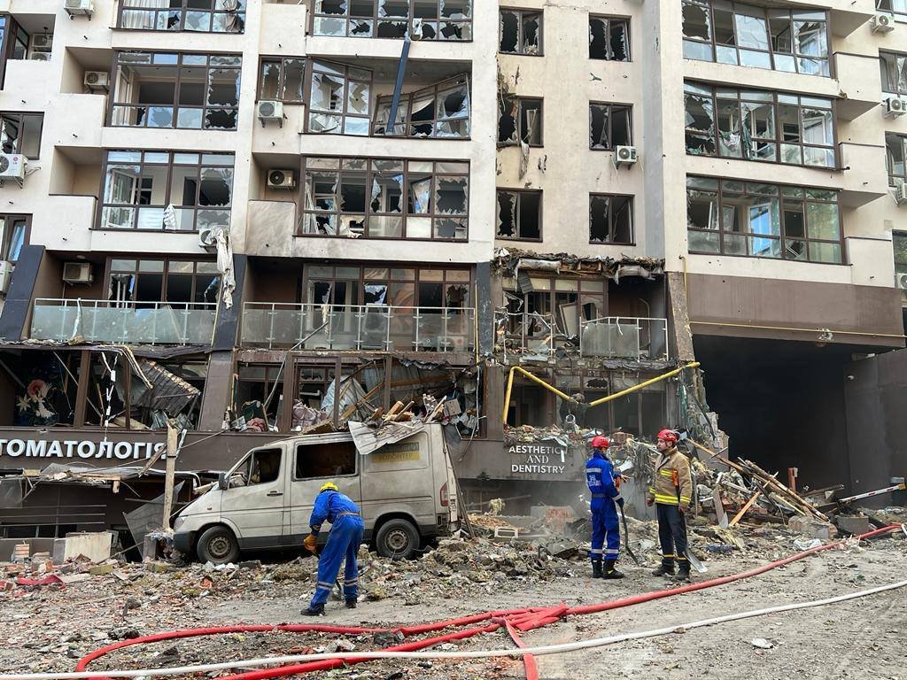 Сегодня российские фашисты обстреляли ракетами Киев. Разрушены этажи в высотных домах. Погибли люди. Из-под завалов извлекли шестилетнюю девочку. Её отец погиб, прикрыв собой ребёнка. Мать находится под завалами