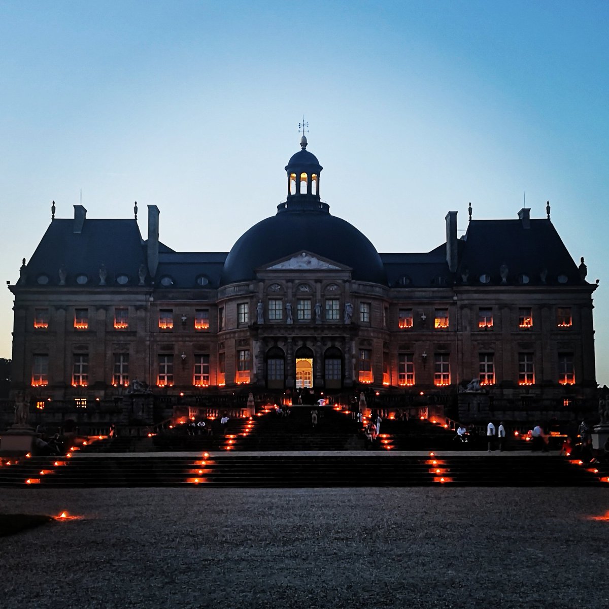 boussemaer_art's tweet photo. Les soirées aux chandelles du #chateaudevauxlevicomte (situé en #SeineetMarne, à 50 km au sud-est de #Paris) sont de retour ! 1 expérience onirique qui - grâce à la lumière vacillante de 1000 chandelles - met en valeur l’#architecture de #LeVau. A découvrir jusqu'au 1er octobre. https://t.co/q4P1zgBmni