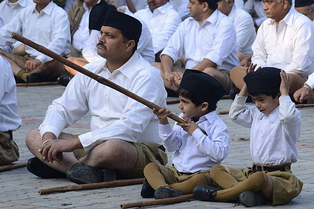 जब पाकिस्तानी जम्मू-कश्मीर पर कब्जा करने की कोशिश कर रहे थे, तब समर्पित और बलिदानी स्वयंसेवकों ने हवाई पट्टियों से बर्फ साफ की और हवाई क्षेत्रों की मरम्मत की ताकि भारतीय वायु सेना उनके विमानों को उतार सके। 27 अक्टूबर की सुबह सिख रेजीमेंट के 329 जवान श्रीनगर में उतरे..

#RSS
