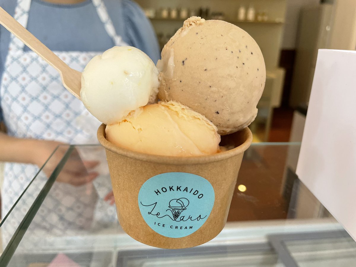 yuch_17's tweet photo. 金曜日バスに乗ってたら、ふーちゃんのアイスクリームのお店Le VaroのPOP-UP 発見✨
あの日５時までに間に合わなかったから、最終日の今日きました。
めっちゃ美味しいやーん😍
ついミルク系選んじゃうけど、YUZU LEMON SORBET激ウマ❤️
次回からソルベ系狙ってこ！ https://t.co/fBLq8JkABM