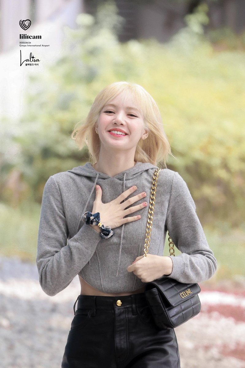 น้องLISA น่ารักมาก ตอนที่กำลังเดินทางไปดูแฟชั่นโชว์ CELINE 
ซ้อมๆแบบนี้ไหม LISA CELINE
#LISAXCELINE