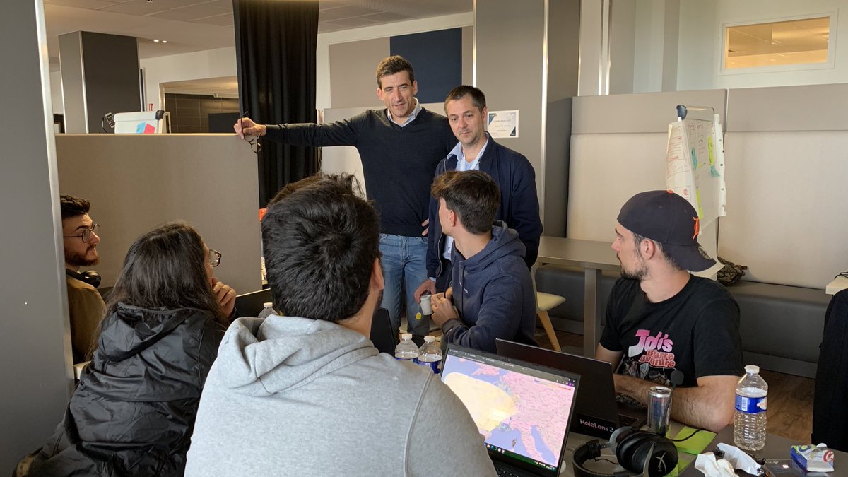 🤝 <a href="/JeromeBaloge/">Jérôme Baloge 🇺🇦</a>, maire de Niort et président de <a href="/NiortAgglo/">Niort Agglo</a>, est accueilli ce dimanche matin par <a href="/pommier_laurent/">Laurent Pommier</a> avant une visite du <a href="/hackathon_ima/">HackathonIMA</a> 2022 avec  <a href="/GuyonF/">Guyon François</a>, délégué du président de l’Agglomération en charge de numérique. #hackathonIMA