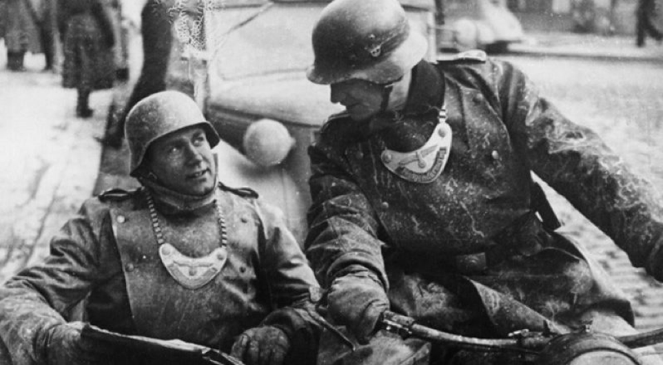 ANPIRomaPosti's tweet photo. Il #28giugno 1944 la #Feldgendarmerie circondò la #Piandelagotti (#MO) sorprendendo i partigiani che presidiavano l’abitato.I militari catturarono 40 persone:dieci vennero trucidate sul posto, le altre 30 a #Pievepelago.Il dodicenne #SergioGiannasi venne sgozzato sul posto. https://t.co/lra1DeGW7X