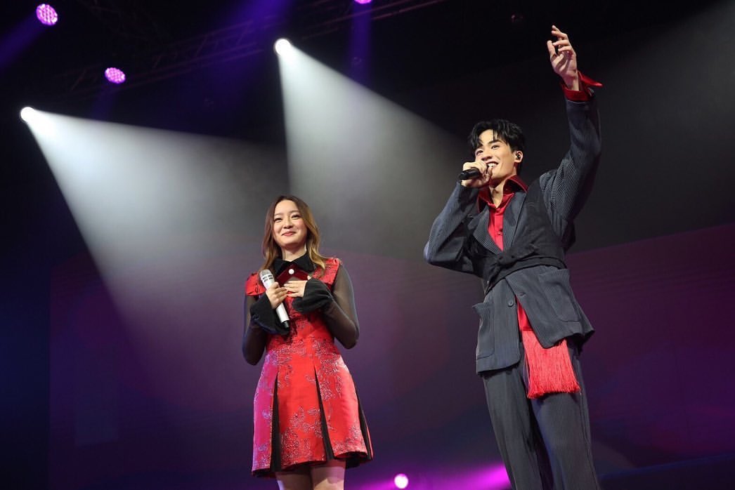 STORY_TayNew's tweet photo. งานจบแต่ความประทับใจยังไม่หมด! MintReports เก็บตกภาพบรรยากาศงาน ‘POLCA THE JOURNEY : TAY&amp;NEW 1st FAN MEETING IN THAILAND’ ของ 2 หนุ่มเพื่อนซี้ #เตนิว มาฝากเหล่า #โพก้า ให้ได้อิน ยิ้ม ฟินไปกับโมเม้นต์สุดน่ารักของทั้งคู่ 

IG: mintmag_th https://t.co/1MER8lfYDS