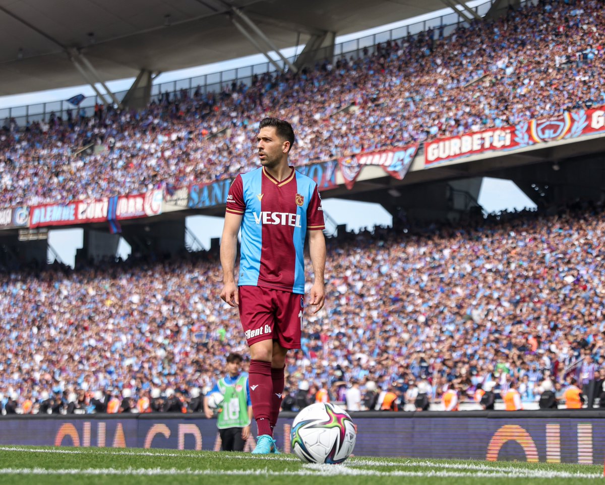 Trabzonspor's tweet photo. Sezonun 37. haftasında şampiyon olarak taraftarımızın önüne çıkıyor ve Altay ile karşılaştığımız maçtan galip ayrılıyoruz.
🏆 #ŞampiyonlukHatıraları
🆚 Altay
🗓️ 15.05.2022
📲 #TSvALT
🟢 2-1
⚽ İbrahim Öztürk (k.k)
⚽ Nwakaeme https://t.co/smSRYGjSt2