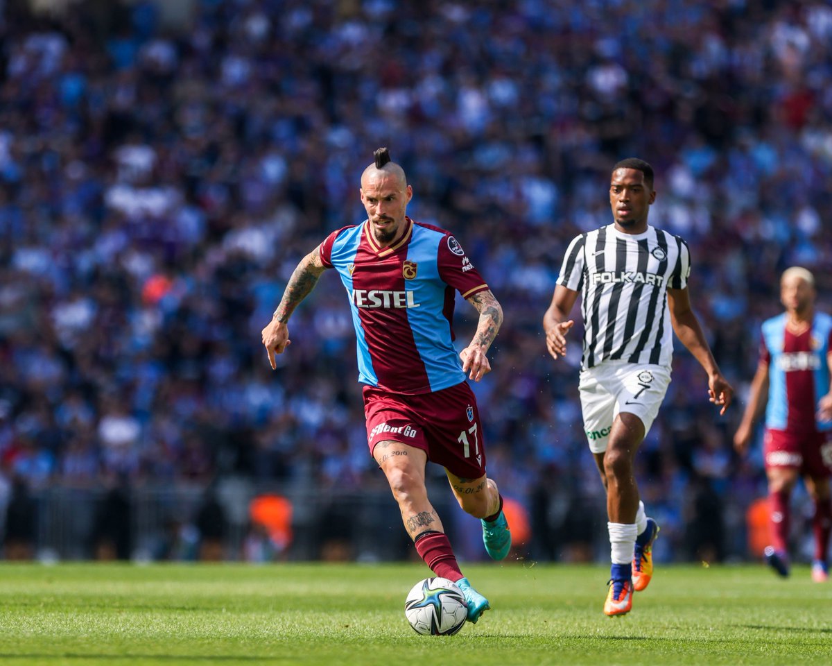 Trabzonspor's tweet photo. Sezonun 37. haftasında şampiyon olarak taraftarımızın önüne çıkıyor ve Altay ile karşılaştığımız maçtan galip ayrılıyoruz.
🏆 #ŞampiyonlukHatıraları
🆚 Altay
🗓️ 15.05.2022
📲 #TSvALT
🟢 2-1
⚽ İbrahim Öztürk (k.k)
⚽ Nwakaeme https://t.co/smSRYGjSt2
