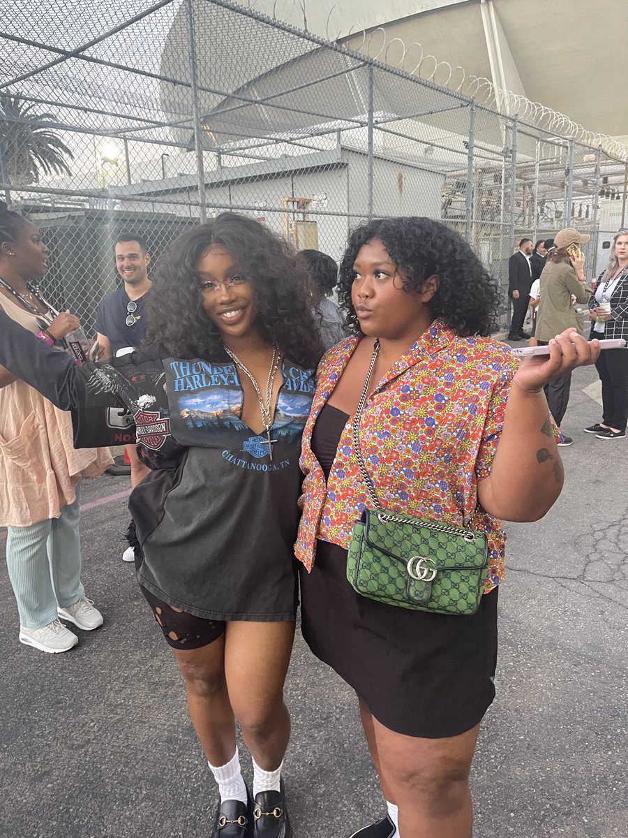 domrobxrts's tweet image. i literally met @sza today and i’m so fucking unwell!!!
