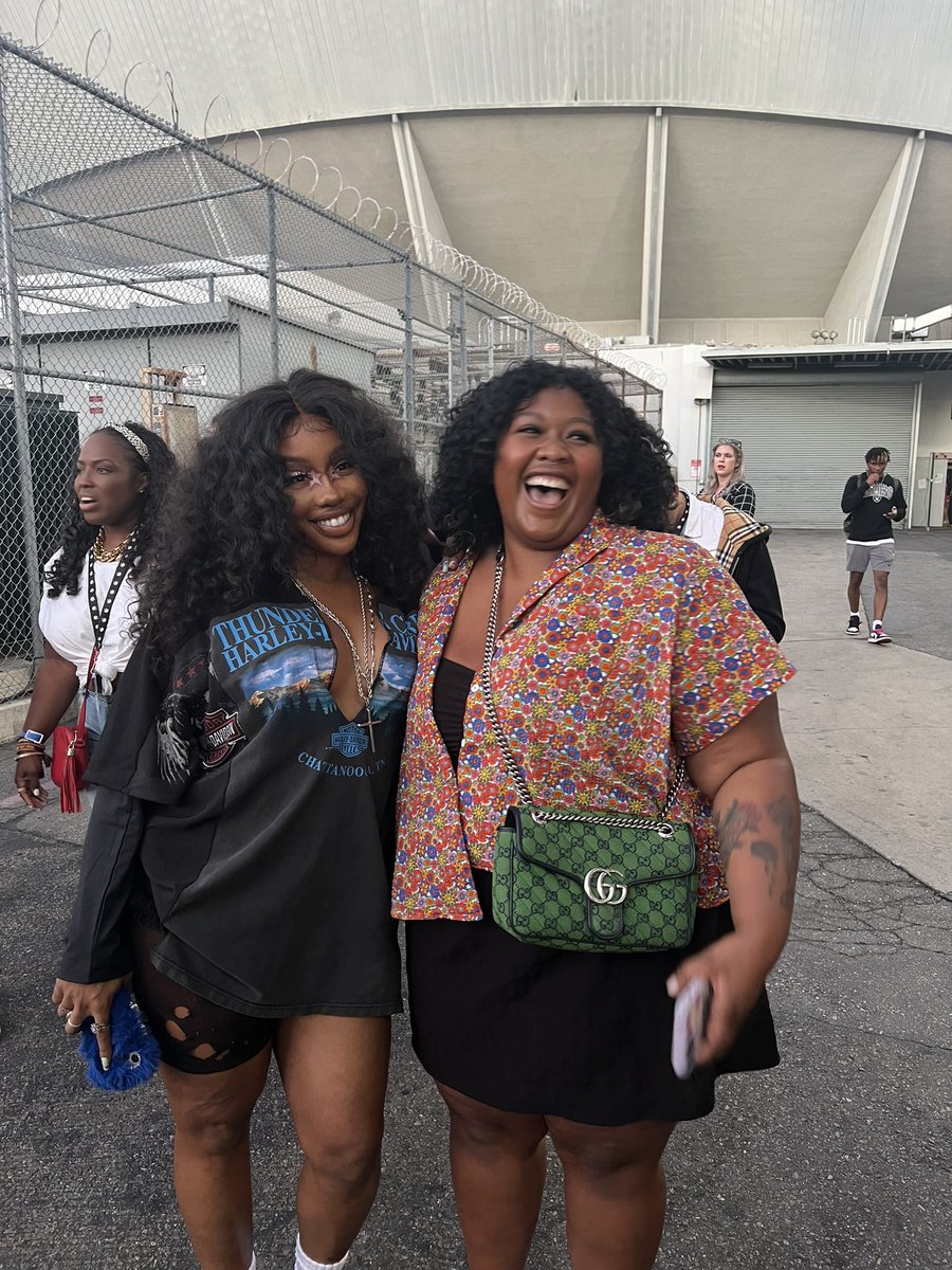 domrobxrts's tweet image. i literally met @sza today and i’m so fucking unwell!!!