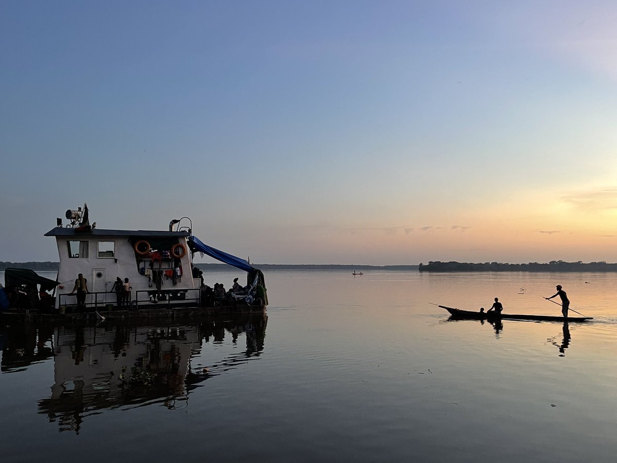 xavieraldekoa's tweet photo. Inmensamente feliz. Hace años soñé con navegar el río Congo desde sus fuentes a la desembocadura para contar un país y una región indomable. Hoy he llegado al mar. Han sido 4.700 km, casi dos meses y cientos de entrevistas. Ahora empieza otro reto: escribirlo bien. https://t.co/SWYShjYiYW