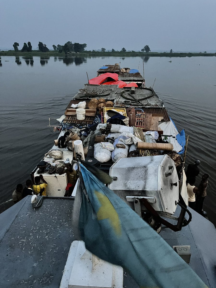 xavieraldekoa's tweet photo. Inmensamente feliz. Hace años soñé con navegar el río Congo desde sus fuentes a la desembocadura para contar un país y una región indomable. Hoy he llegado al mar. Han sido 4.700 km, casi dos meses y cientos de entrevistas. Ahora empieza otro reto: escribirlo bien. https://t.co/SWYShjYiYW