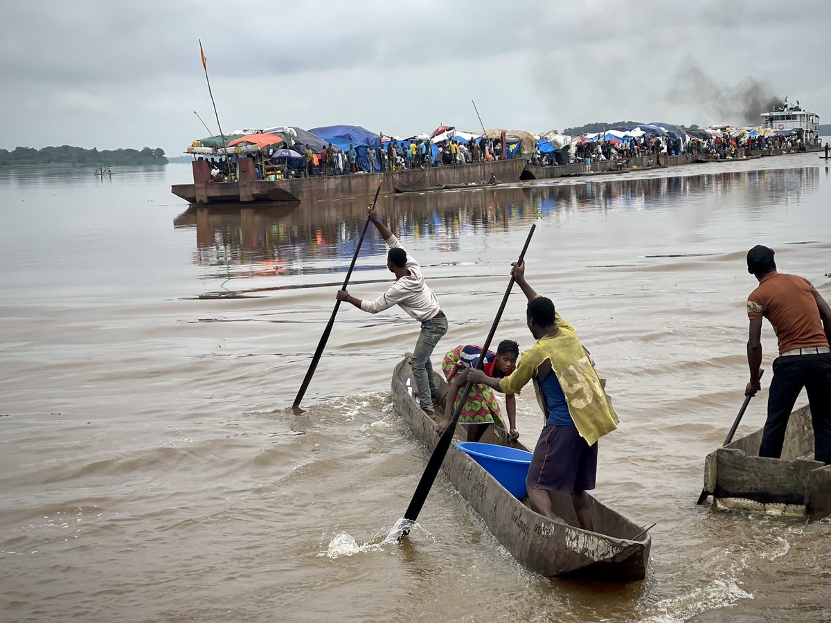 xavieraldekoa's tweet photo. Inmensamente feliz. Hace años soñé con navegar el río Congo desde sus fuentes a la desembocadura para contar un país y una región indomable. Hoy he llegado al mar. Han sido 4.700 km, casi dos meses y cientos de entrevistas. Ahora empieza otro reto: escribirlo bien. https://t.co/SWYShjYiYW